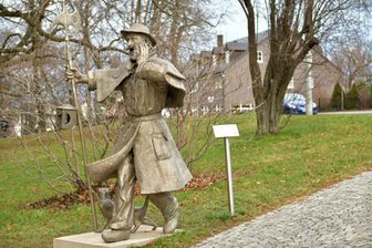 Vandalismus an Kunst in Freiberg: Auch Nachtwächter-Figur war zu Silvester Ziel von Böllern - Die Skulptur „Der Nachtwächter" war offenbar Ziel von Silvesterböllern.