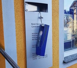Vandalismus an Versicherungsbüro - Vandalismus am Büro von René Herrmann in Zschorlau.