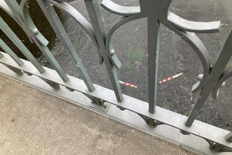 Vandalismus an Zwickauer Paradiesbrücke: Poller landen in der Mulde - Unterhalb der Paradiesbrücke konnte man am Mittwoch Poller in der Mulde entdecken.