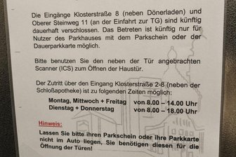 Vandalismus, Dreck und Drogen: Deshalb sind manche Eingänge eines Parkhauses im Plauener Zentrum jetzt dauerhaft geschlossen - Ein Schreiben, das über die Schließzeiten informiert, hängt in Fahrstühlen des Parkhauses.