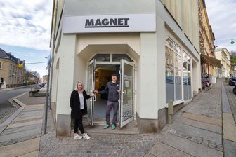 Vandalismus im ehemaligen Magnet-Kaufhaus in Hohenstein-Ernstthal: Steht der Treffpunkt vor dem Aus? - Denise Spindler und Marcel Sonntag kämpfen darum, dass die Tür des Treffpunktes „Magnet“ im einstigen Kaufhaus auch künftig für alle offen steht. Doch Appelle und Kontrollen gegen mutwillige Zerstörungen laufen bisher ins Leere.