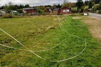 Vandalismus im Erzgebirge: Pferdehalterin ärgert sich über Zerstörungen am Weidezaun - Haben angetrunkene Unbekannte für die Zerstörungen gesorgt? Das vermutet Nicole Dietrich, der die Weiden in Schönheide gehören.