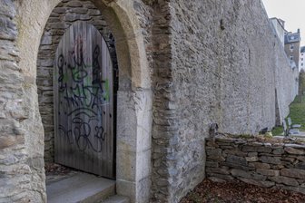 Vandalismus im Erzgebirge: Probleme mit Graffiti reißen nicht ab - Unmittelbar am neu gestalteten Bürgergarten haben Vandalen die Holztür an der historischen Stadtmauer beschmiert.