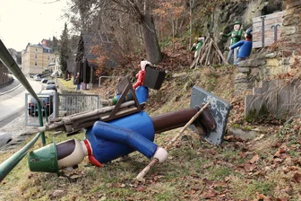 Vandalismus im Erzgebirge: Schnitzfiguren werden Ziel sinnloser Zerstörung - Figuren am Schwarzenberger Bahnhofsberg sind umgestoßen worden.