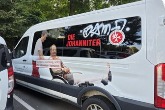 Vandalismus im Erzgebirge: Unbekannte beschmieren Fahrzeuge der Johanniter - Dieser Bus der Johanniter wurde durch Vandalismus beschädigt.
