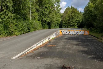 Vandalismus im Industriegebiet West in Auerbach: Kommt die Videoüberwachung an der Laderampe? - Nach nächtlichen Partys mit Lärm und Müll in den Sommermonaten plant die Stadt Auerbach mehr Streifen und eventuell eine Videoüberwachung der Laderampe am Anschlussgleis im Industriegebiet Auerbach-West.
