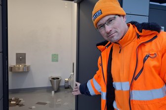 Vandalismus im neuen Empfangsgebäude: Toilette am Bahnhof in Werdau erneut verwüstet - Ricky Bayer von der Firma Landschafts- und Objektpflege zeigt die Verwüstungen der Toilette.