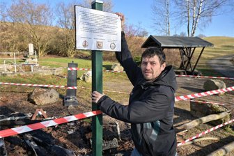 Vandalismus im Wandergebiet: Beliebter Unterstand im Erzgebirge angezündet - Thomas Müller, Wanderwegewart der Gemeinde Stützengrün, an der Kneipp-Anlage in Hundshübel. Dort wurde ein Schild angebracht, das auf die Zerstörung hinweist.