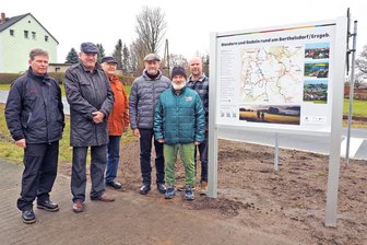 Vandalismus in Berthelsdorf: Wanderwegweiser zum dritten Mal Opfer blinder Zerstörungswut - Thomas Wahl, Udo Eckert, Volker Eßbach, Gunther Matthes, Rudi Müller und Maik Uhlmann (v.l.) bei der Einweihung einer neuen Tafel mit Rad- und Wanderwegen.