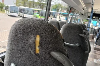 Vandalismus in Bussen im Vogtland: Verband droht Eltern mit Ausschluss von der Schülerbeförderung - Vandalismus in Schulbussen im Vogtland: Verlust des Bildungstickets als Konsequenz für die Verursacher?