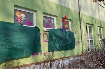 Vandalismus in Chemnitz: Politische Parolen auf Gebäude - Die Polizei ist für Hinweise unter Telefon 0371 387-3448 erreichbar.