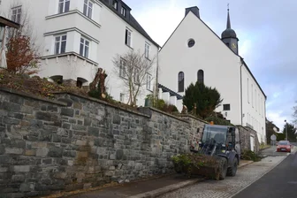 Vandalismus in Ellefeld: Sieben Bleiglasfenster an Kirche beschädigt - Die Bleiglasfenster an der Auferstehungskirche wurden beschädigt.