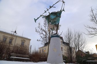 Vandalismus in Frankenberg: Unbekannte beschädigen drei Objekte - Das Kunstwerk „Cloud“ im Friedenspark ist am Sockel und unteren Rand beschädigt worden.