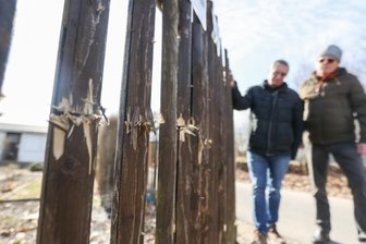 Vandalismus in Kleingartenvereinen: "Wir sind finanziell so ziemlich am Ende" - Zwei Hobbygärtner zeigen einige der Schäden, die bislang unbekannte Täter immer wieder in der Kleingartenanlage auf dem Kaßberg anrichten. Mittlerweile werden die Reparaturen nach ihren Angaben nur noch notdürftig ausgeführt. 