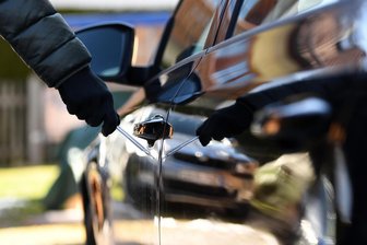 Vandalismus in Limbach-Oberfrohna: Drei geparkte Autos zerkratzt - Die Polizei bittet um Hinweis zur Sachbeschädigung an drei Autos.