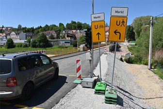 Vandalismus in Lunzenau: Unbekannte werfen Verkehrsschilder und Blumen auf die Fahrbahn - In Lunzenau haben Unbekannte solche Verkehrsschilder auf die Fahrbahn geworfen - und Blumen herausgerissen.