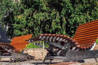 Vandalismus in Oederan: Ärger an den Schaukelbänken - Idylle und Ärgernis: Die Bänke hinter der Kirche in Oederan sind zum Treffpunkt für Jugendliche geworden. Zwischen den Pflastersteinen bleiben Zigarettenkippen und Glasscherben liegen.