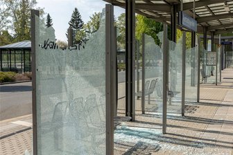 Vandalismus, Lärm und rohe Gewalt am Unteren Bahnhof in Auerbach: Jetzt kommt die Kameraüberwachung - Rohe Gewalt am Unteren Bahnhof in Auerbach. Diese Momentaufnahme vom 10. Mai 2022 zeigt eine Tat von vielen. Konkret wurden damals sechs Scheiben Sicherheitsglas kaputtgeschlagen. Da eine Scheibe 500 Euro kostet, hatte die Stadt 3000 Euro Ausgaben. Zudem könnten sich Passanten an den Glasscherben verletzten.