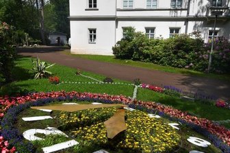 Vandalismus: Nur wenige Fälle aufgeklärt - Die Blumenuhr im Stadtpark Hainichen war oft Ziel von Randalierern. Jetzt wird sie durch eine Videokamera vom gegenüberliegenden Gellert-Museum aus überwacht. 