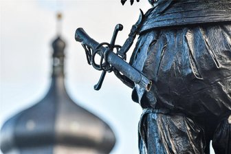 Vandalismus: Schwert von Herzog Heinrich auf Marienberger Markt abgebrochen - Unbekannte haben das Schwert von Stadtgründer Herzog Heinrich abgebrochen.