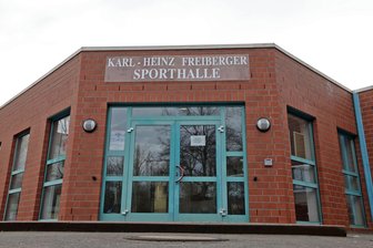 Vandalismus-Serie in Karl-Heinz-Freiberger-Halle in Meerane: Wenn die Sportler gehen, tauchen die Chaoten auf - Die Karl-Heinz-Freiberger-Halle in Meerane ist immer wieder Ziel von Vandalismus-Attacken. Am Montagabend war die Polizei nach einem Böller-Vorfall im Einsatz.