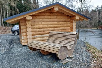 Vandalismus trifft neuen Erlebnisweg in Ellefeld - Die Sonnenliege am Boda-Weiher ist aus der Verankerung gerissen. Sollte sie sogar abtransportiert werden?