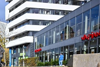 Vapiano Chemnitz schließt: Wie geht es am Johannisplatz weiter? - Der rote Vapiano-Schriftzug am Johannisplatz wird wohl bald abmontiert werden.