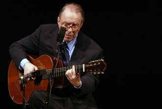 «Vater des Bossa Nova»: Brasiliens Musiklegende João Gilberto ist tot - 2004, USA, New York: Der brasilianische Komponist Joao Gilberto tritt in der Carnegie Hall auf. Der legendäre brasilianische Sänger und Gitarrist João Gilberto ist tot. Nach Angaben des Nachrichtenportals G1 starb Gilberto am Samstag im Alter von 88 Jahren in seinem Haus in Rio de Janeiro. 