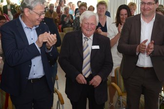 Vater des Brustzentrums Rodewisch: „Wir operieren und dann basteln wir eine neue Brust“ - Stehender Applaus für den Vater des Brustzentrums Rodewisch, Dr. Günter Tilch (Mitte) – auch von seinem Nachfolger Dr. Wolfgang Hessel (links) und Landrat Thomas Hennig.