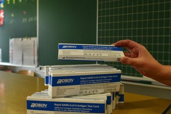 Vater fordert Coronatests außerhalb der Klassenräume - Tests liegen in einem Klassenraum einer mittelsächsischen Grundschule. Dass nicht außerhalb der Schule getestet wird, kritisiert ein Vater.