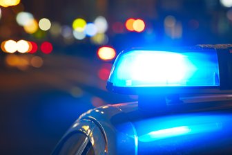Vater lässt 15-jährigen Sohn Auto fahren - Ein 34-Jähriger prallte gegen einen Baum.