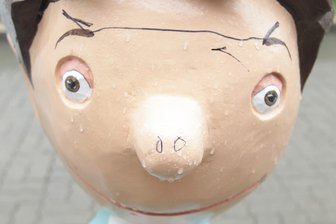 Vater-Sohn-Duo bekrakelt und beschädigt -
