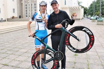 Vater-Sohn-Gespann fährt zum Deutschen Vizemeistertitel - Vater Sven (rechts) und sein Sohn Constantin Lohse wurden Deutscher Vizemeister im Dernysport. 