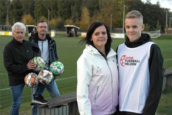 Vater, Stockcar-Fahrer, Blutkrebspatient - Ganz Geringswalde sucht Stammzellenspender für 33-Jährigen - Sara und Finnley Guhrig (vorn) sind froh über die Unterstützung durch die Geringswalder Fußballer, hier mit Mike Leye (l.) und Andreas Mehnert vom Vorstand.