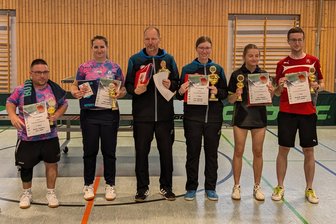 Vater-Tochter-Duo dominiert Tischtennis-Turnier im Erzgebirge - Die Medaillengewinner des A-Turniers.