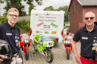 Vater und Sohn gehen zusammen auf die Strecke - Stolz zeigen Philip (l.) und Sven Matthes ihre Maschinen. Das Vater-Sohn-Duo schraubt zusammen und fährt gemeinsam Rennen.