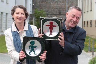 Vater und Sohn leuchten weiter auf Plauener Ampeln - Der Vater in Rot hat eindeutig weniger Bauch als in den bekannten Bildergeschichten. Die damalige Chefin des Erich-Ohser-Haus, Elke Schulze, und Plauens Oberbürgermeister Ralf Oberdorfer freuten sich im April 2018 trotzdem über ihre neuen Verkehrshelfer.