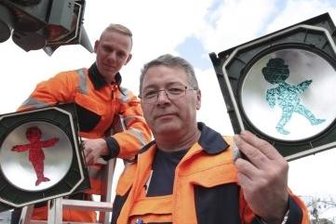 Vater und Sohn leuchten weiter auf Plauens Ampeln - Bis 2022 dürfen die Kultfiguren Vater und Sohn von Zeichner Erich Ohser alias e.o.plauen in Plauen als Ampelmännchen dienen.
