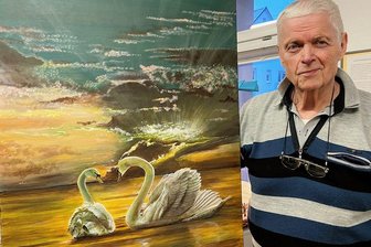 Vater und Sohn malen für sich - und für schwerkranke Kinder - Rolf Frank Müller mit einer Arbeit seines Sohnes Sven. Es handelt sich um die modifizierte Kopie eines Gemäldes, die er schon mehrfach angefertigt hat - je nach Stimmungslage aber in unterschiedlichen Farbtönen.
