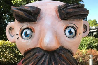 Vater-und-Sohn-Pärchen verschwunden: Muss Plauen das Aussterben der beliebten Maskottchen befürchten? - 2019 begann die Stadt Plauen mit Hilfe von Sponsoren mit dem Aufstellen großer Vater-und-Sohn-Figuren im Stadtbild. Sie wurden schnell zum Fotomotiv und Sympathieträgern.