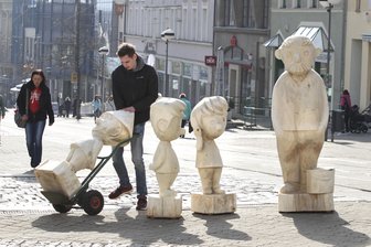 Vater und Sohn: Plauen stellt Comic-Figuren auf - Vater und Sohn als Holzplastiken - die beiden Sympathieträger werden demnächst zwischen Bahnhofstraße und e.o.plauen-Galerie aufgestellt. Moritz Bochmann half am Donnerstag beim Verladen der Figuren.