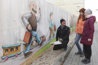 Vater und Sohn ziehen Zaun - 