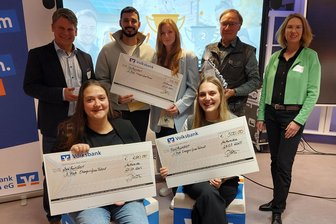 Vegane Ernährung und Radfahren: Energiespar-Talente in Mittweida ausgezeichnet - Vorn Carolin (l.) und Bianca sowie hinten Tom (2. v. l.) und Gerd (2. v. r.).