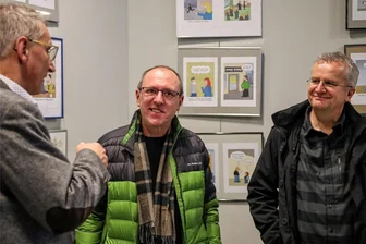 Veganes Bier und beleidigte Leberwurst: Karikaturisten Jan Kunz und Uwe Krumbiegel stellen in ihrer Heimat Flöha aus - Oberbürgermeister Volker Holuscha kam im Wasserbau in Flöha mit den Karikaturisten Jan Kunz und Uwe Krumbiegel (von links) ins Gespräch.