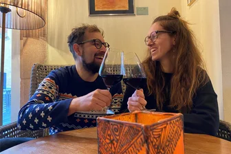 Veganes Bistro „Versalat“ in Stollberg: Betreiber sind überrascht - Daniel Meier und Sarah Kouril freuen sich über erfolgreiche erste Monate mit dem „Versalat“ – einem der wenigen veganen Läden im Erzgebirge, gelegen an der Stollberger Herrenstraße.