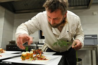 Veganes Essen zu Weihnachten: Profi-Koch aus der Nähe von Rochlitz zaubert Festmahl ohne Fleisch - Koch Jörg Hruby kreiert in Stein ein veganes Festtagsmenü mit drei Gängen. Der Profi will beweisen, dass es nicht immer Fleisch sein muss, sondern auch veganes Essen lecker sein kann. Hier legt er Dill auf Karottenlachs.