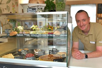 Vegetarische Suppe und Leberwurst im Glas: So schmeckt es im neuen „Café Anna“ im Schloss Augustusburg - Gastronomie-Manager Andreas Knabe bietet im „Café Anna“ süße und herzhafte Speisen an.