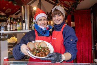 Veggieburger statt Bratwurst: Was Weihnachtsmärkte im Erzgebirge an Vegetarischem und Veganem bieten - Die erzgebirgische Pilzpfanne wird an der Hütte „Zr Steigerstub“ auf dem Annaberger Weihnachtsmarkt gern gegessen. Im Bild: Beate Heuschkel und Heidi Fiedler.