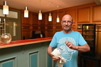 Veikko Scheibner verwandelt altes Haus im Chemnitztal in Kulturstätte - Veikko Scheibner lebt seinen Traum: In dem Gastraum in seinem Wohnhaus in Stein empfängt er seit wenigen Wochen Gäste. „Schön, wie es gerade vorwärtsgeht“, sagt der 53-Jährige, der das um 1870 erbaute Gebäude in den vergangenen Jahren mit der Liebe und dem Blick für das Detail saniert hat.