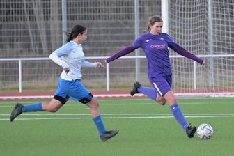 Veilchen beenden das Jahr mit „dreckigem Arbeitssieg“ – und der Trainer atmet durch - Aues Anni Borrmann (r.) und die Veilchenfußballerinnen haben das Jahr mit drei Punkten beendet. Ein bisschen besser hätte die bisherige Saison laufen können, heißt es vom Coach.